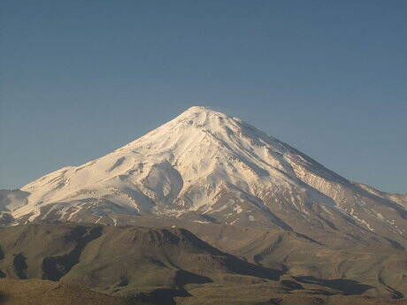 انتقاد نسبت به ساخت سازه‌های کوهنوردی درارتفاعات قله دماوند