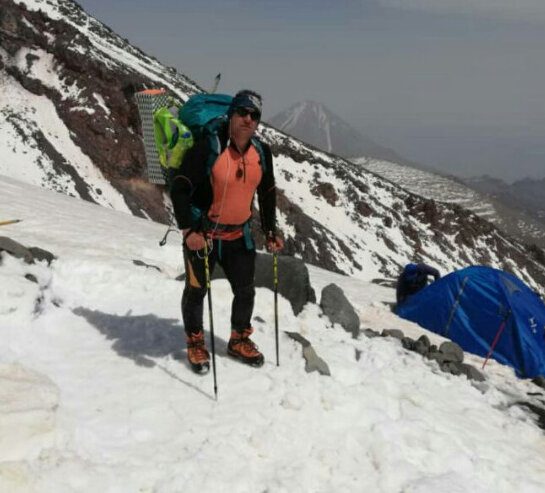 کوهنورد ملایری بر بلندای قله ۵۱۳۷ متری آرارات ترکیه ایستاد
