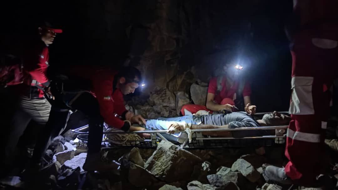 نجات جان مرد ۴۴ ساله در ارتفاعات شمالی کاشمر توسط تیم های امدادونجات هلال احمر