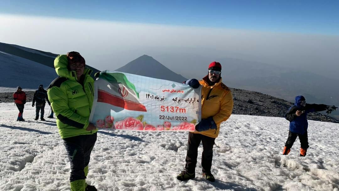 کوهنوردان شهرستان بهار قله آرارات ترکیه را فتح کردند