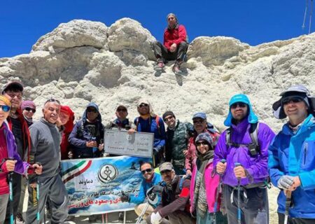 کوهنوردان شیراز قله دماوند را فتح کردند