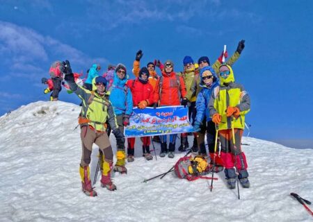 صعود کوهنوردان لامردی به قله ۵۱۶۵ متری آرارات