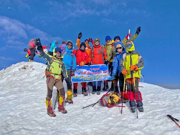 صعود کوهنوردان لامردی به قله ۵۱۶۵ متری آرارات