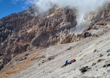 حادثه سقوط سنگ در علم‌کوه / یک کوهنورد جان باخت