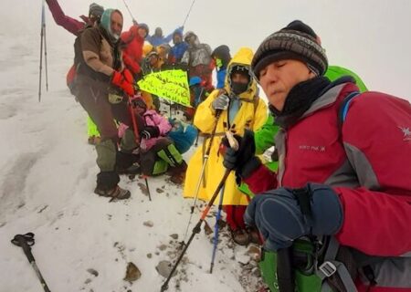 کوهنوردان شیرازی به قله دماوند صعود کردند