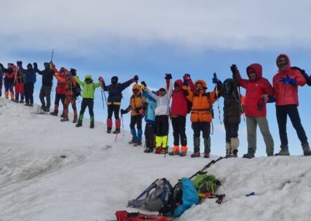 کوهنوردان مینابی به قله آرارات کشور ترکیه صعود کردند