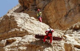 نجات کوهنورد آسیب دیده در ارتفاعات روستای «فشاه» شهرستان طبس