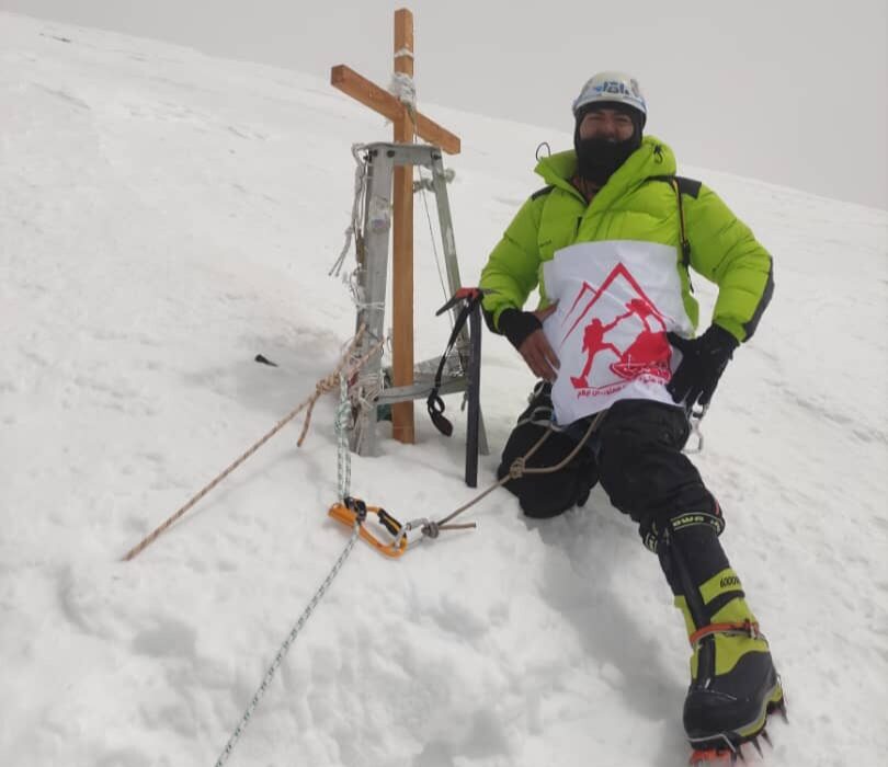 صعود موفق کوهنورد ایلامی به قله ۷۰۱۰ متری خانتنگری