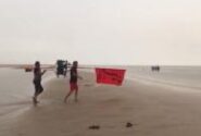 نصب پرچم منقش به یا حسین (ع) توسط گروه شنا و شیرجه شهرستان دیلم در دریای نیلگون خلیج همیشه فارس به مناسبت ماه محرم