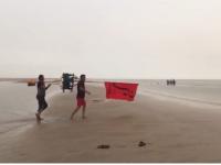 نصب پرچم منقش به یا حسین (ع) توسط گروه شنا و شیرجه شهرستان دیلم در دریای نیلگون خلیج همیشه فارس به مناسبت ماه محرم