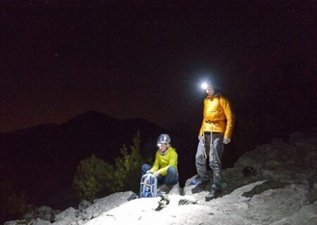 تلاش برای نجات کوهنورد زن گرفتار در ارتفاعات دنا