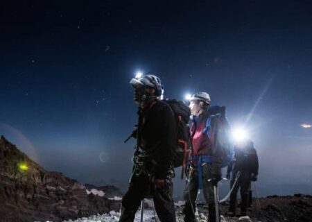 نجات جان زن کوهنورد در ارتفاع ۴۴۰۰ متری دنا