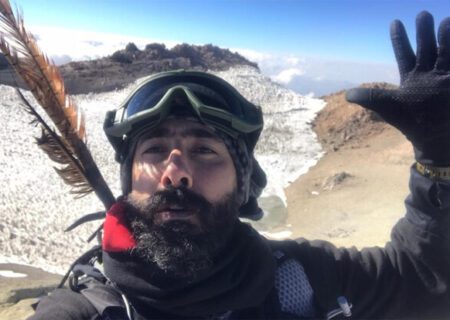 یاسر خاسب گوی آرزوهای مردم را به قله دماوند برد/ تیر نمادین آرش