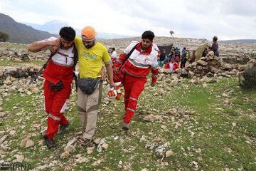 امدادرسانی به ۲ کوهنورد گرفتار در ارتفاعات ولاش در لرستان
