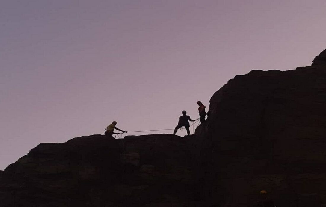 گرفتاری کوهنورد در ارتفاعات شاه دژ