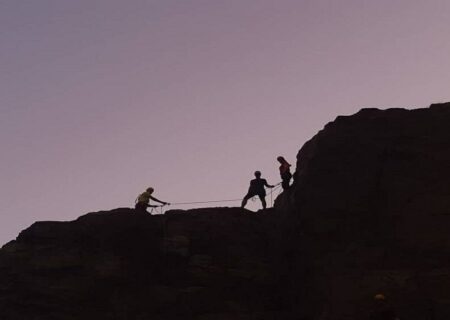 گرفتاری کوهنورد در ارتفاعات شاه دژ