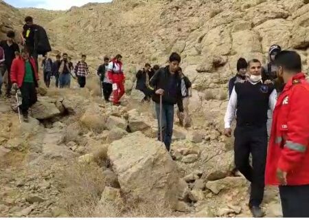 نجات جان ۱۴ دانش آموزان گرفتار در کوه چشمه لادر خمینی شهر
