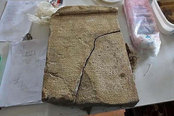 کتیبه‌ای سنگی در تنگه بلاغی پاسارگاد کشف شد