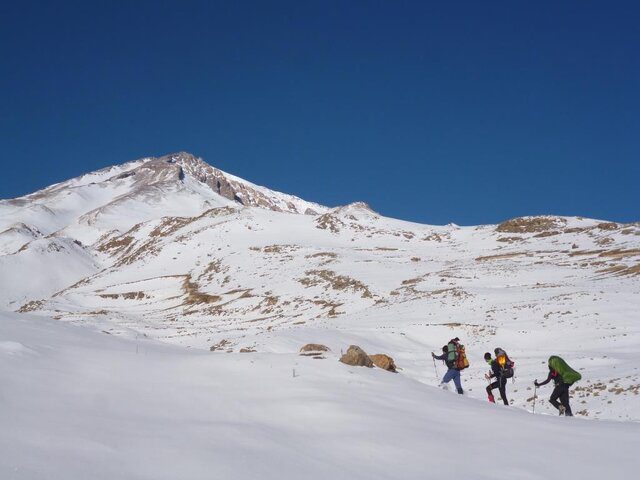 صعود زمستانه کوهنوردان سیستان و بلوچستان بر بام تفتان