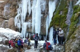 جذب طبیعت گردان و کوهنوردان به آبشار‌های یخ زده اخلمد