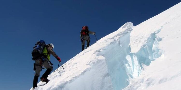 ادم ریوی در ارتفاعات و کوهنوردی: علائم، علل و درمان