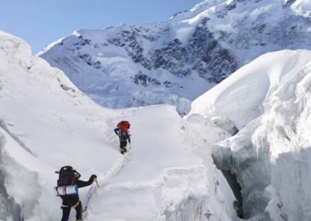 ۳ کوهنورد ایرانی؛ در راه صعود زمستانی به «خانتانگری» و «پوبدا»