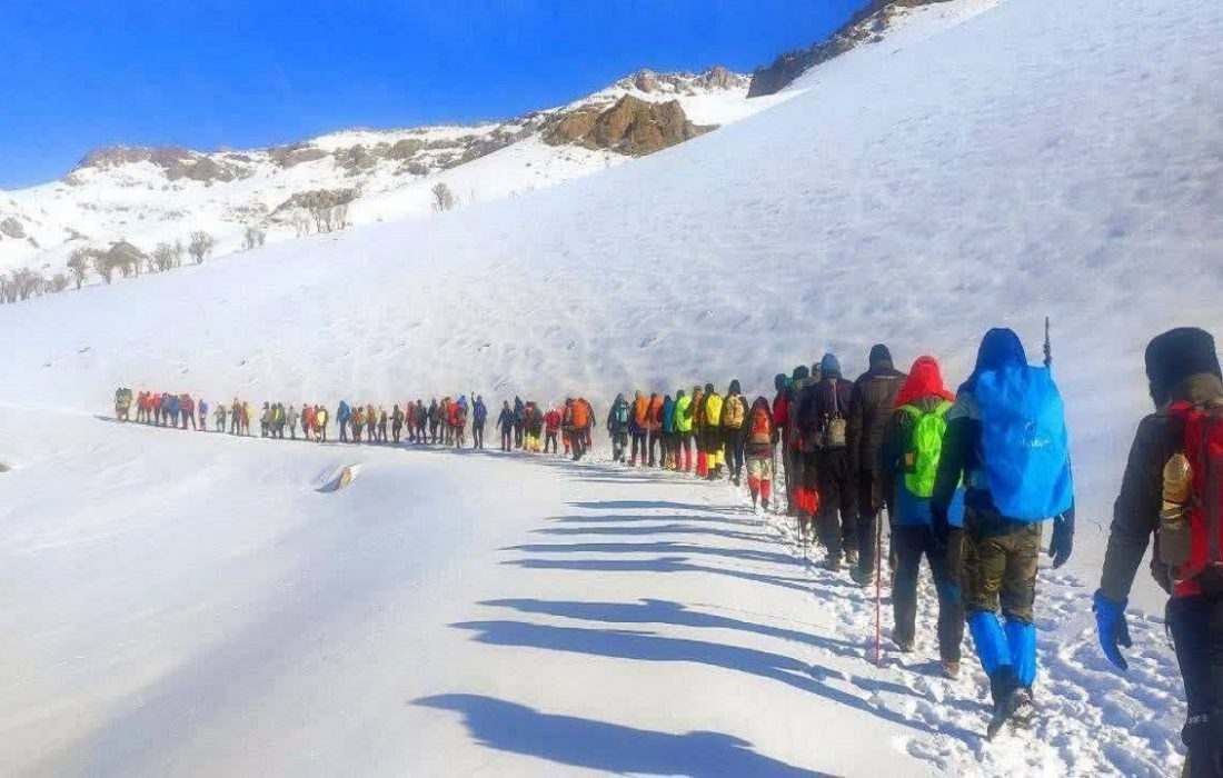 صعود زمستانی کوهنوردان به قله چوبین چهارمحال و بختیاری