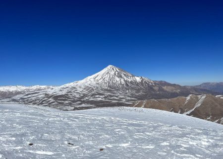 قله زیبای دماوند از خط‌الراس دوبرار