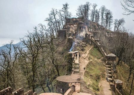 قلعه‌ای اسرارآمیز در دل جنگل‌/دژی باستانی با هزار پله