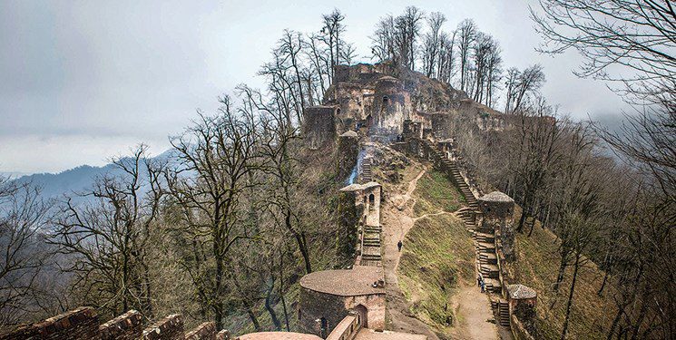 قلعه‌ای اسرارآمیز در دل جنگل‌/دژی باستانی با هزار پله