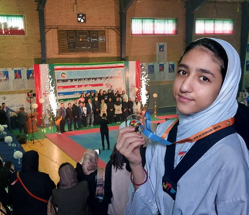 قهرمانی دختر تکواندوکار خارگی به همراه تیم آزادی در لیگ تکواندو استان البرز