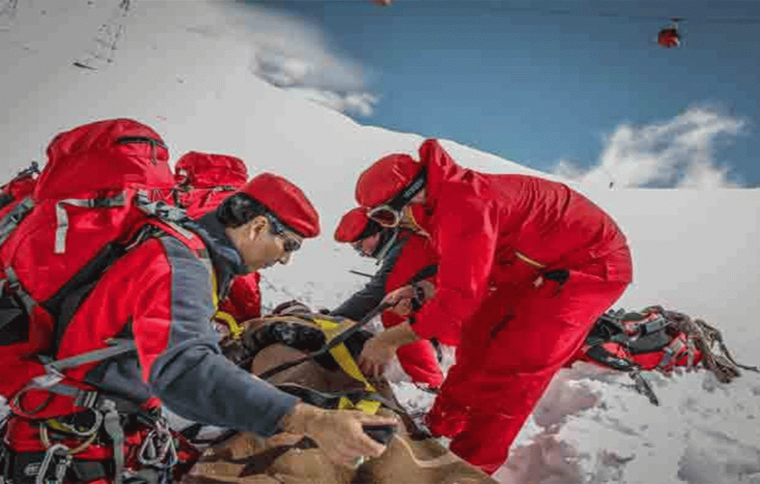 نجات کوهنورد کرمانشاهی توسط امدادگران هلال احمر با تلاش ۱۵ ساعته