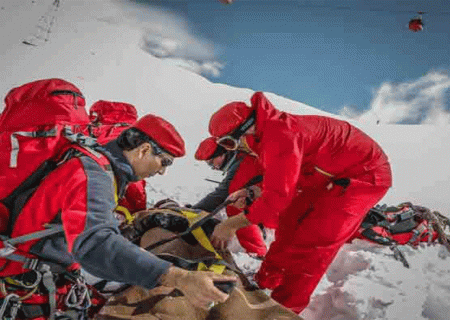 نجات کوهنورد کرمانشاهی توسط امدادگران هلال احمر با تلاش ۱۵ ساعته