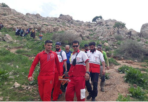 نجات کوهنورد کرمانشاهی توسط تیم امداد و نجات کوهستان