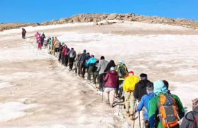 صعود ۴۵ نفره لارستانی‌ها به قله شیرکوه یزد