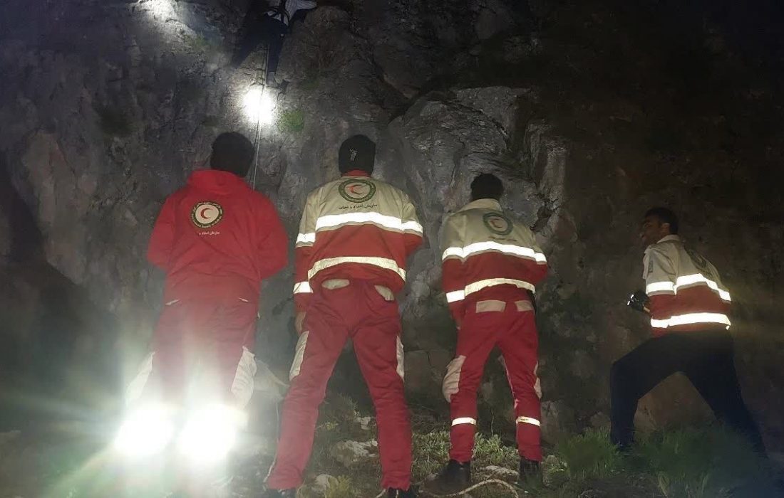 نجات ۲ کوهنورد گرفتار در ارتفاعات “اسپژ” سلسله