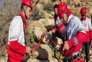 تلاش ۱۳ ساعته نیروهای هلال احمر برای نجات کوهنورد اهل دالاهو