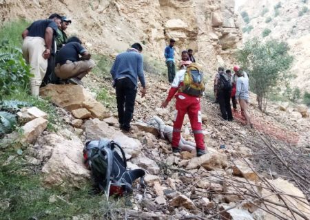 نجات مرد ۴۴ ساله توسط نجاتگران پایگاه کوهستان دراک