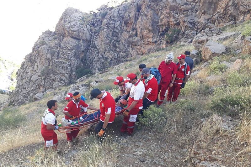 امدادگران هلال احمر ۲ کوهنورد حادثه دیده را نجات دادند