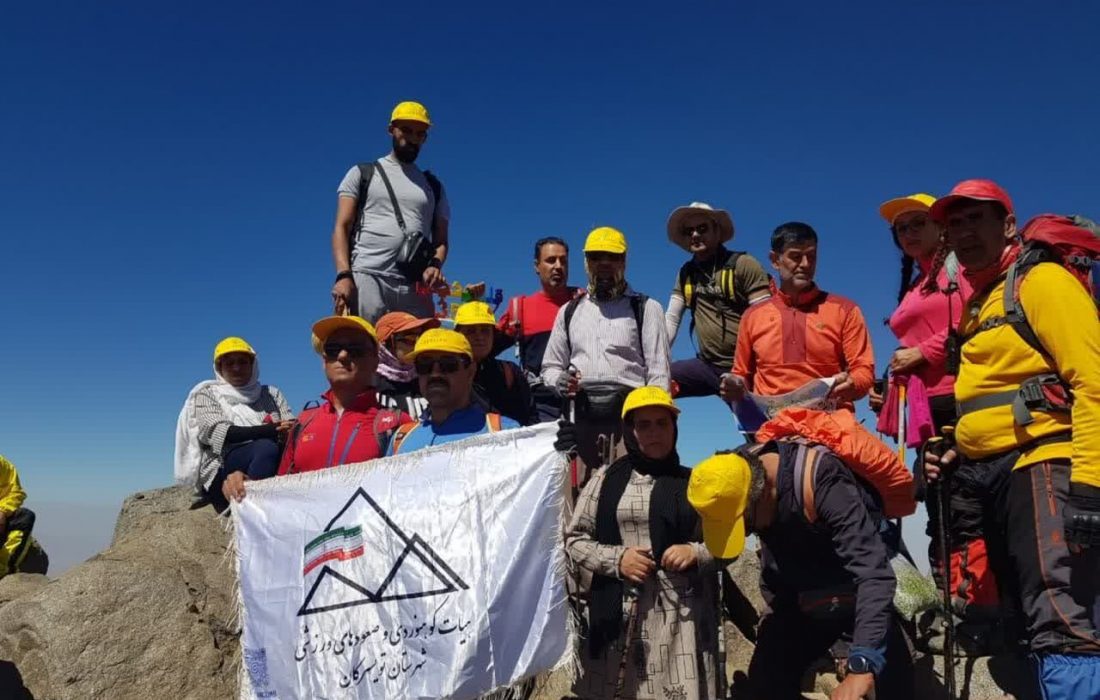 صعود نابینایان تهرانی به قله سه هزار و ۶۰۰ متری کوبری تویسرکان