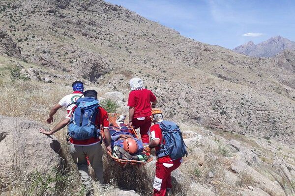 امدادرسانی به کوهنورد ۶۸ ساله در ارتفاعات فرخشاد کرمانشاه