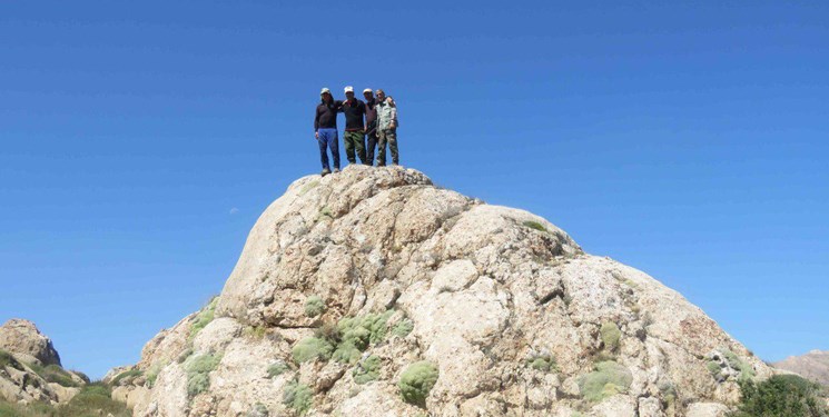 صعود تیم کوهنوردی میناب به قله ۴۱۳۷ متری سه شاخ جوپار در کرمان