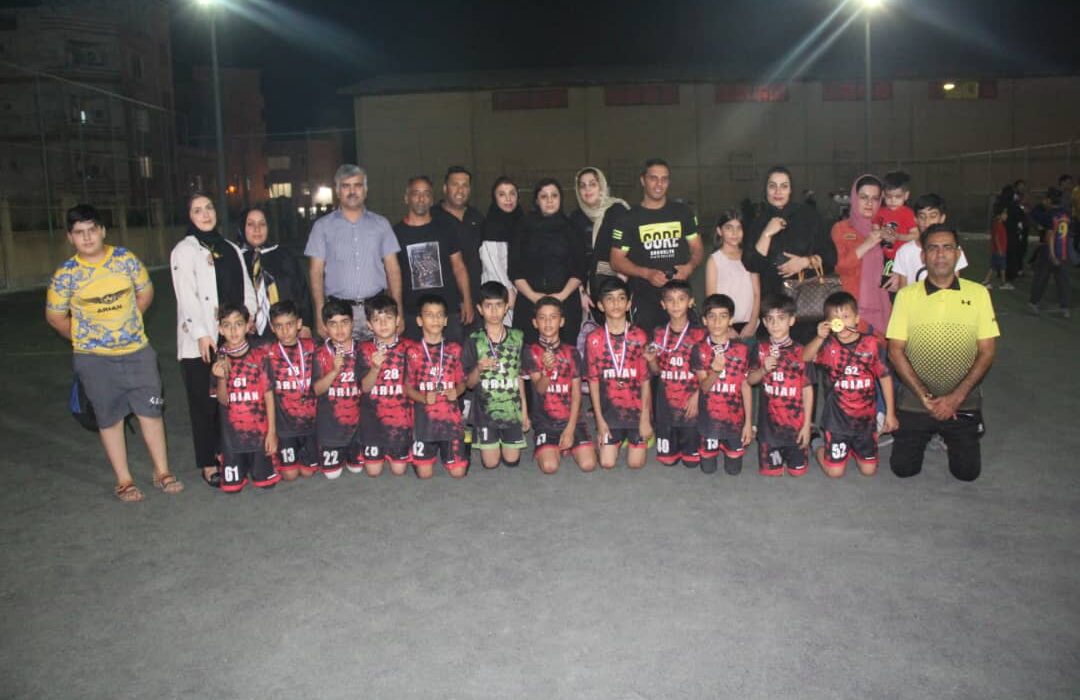 تیم مدرسه فوتبال آرین عالیشهر قهرمان مسابقات فوتبال زیر ۱۰ سال بخش مرکزی شد/گزارش تصویری