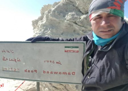 کوهنورد جزیره خارگ بوشهر به قله دماوند صعود کرد