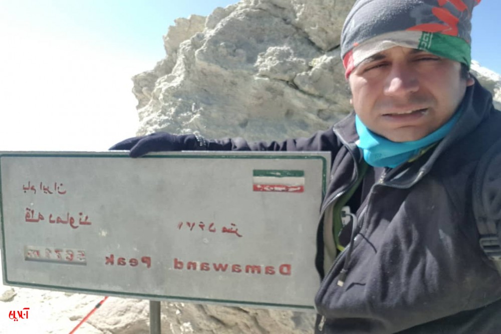 کوهنورد جزیره خارگ بوشهر به قله دماوند صعود کرد