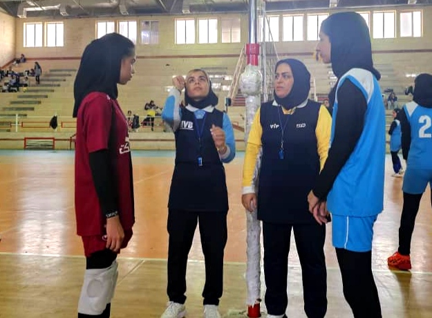 قضاوت بانوی خارگی در مسابقات والیبال لیگ نوجوانان بوشهر