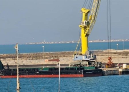 آب‌اندازی بارج ۲ هزار تنی جوشن در بندر بوشهر‌