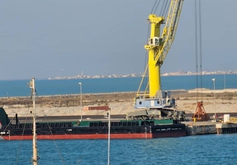 آباندازی بارج ۲ هزار تنی جوشن در بندر بوشهر
