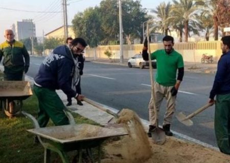 پخش خاک و کود در بلوارهای شهر برای تقویت فضای سبز