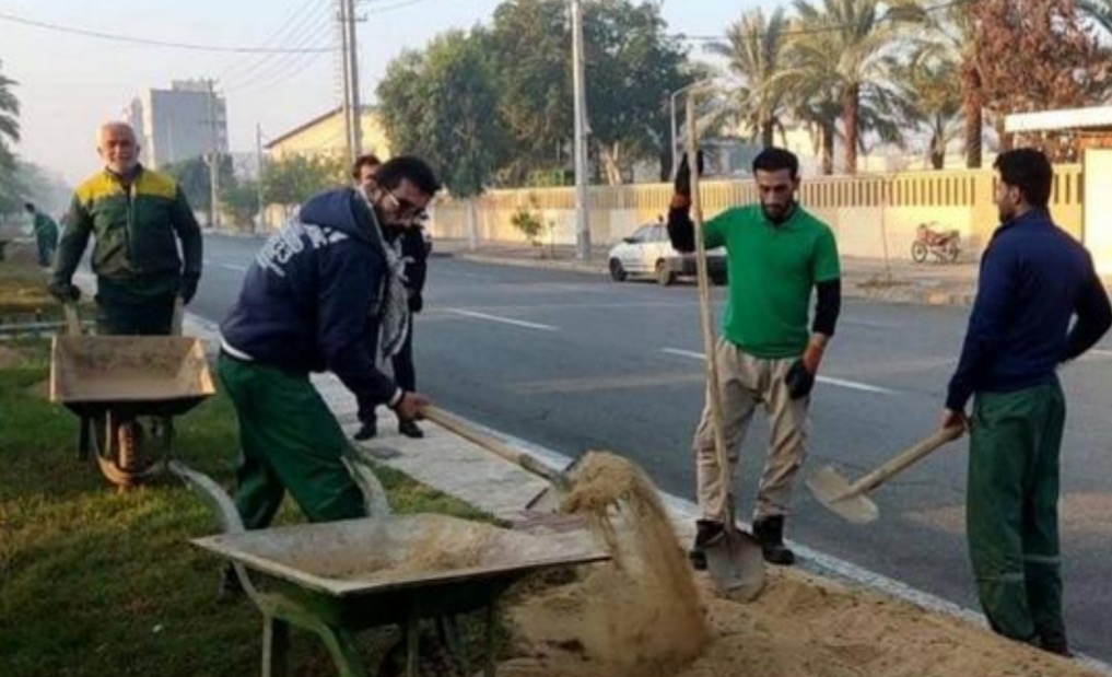 پخش خاک و کود در بلوارهای شهر برای تقویت فضای سبز